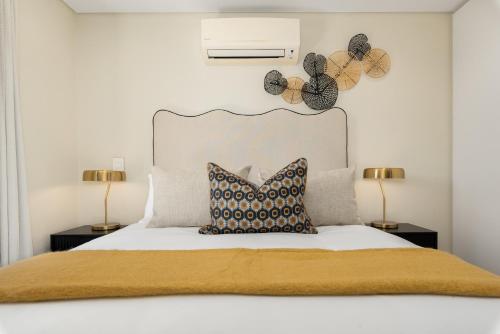 Designer Apartment Balcony and Great Location - image 5