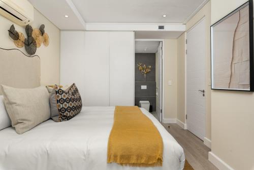 Designer Apartment Balcony and Great Location - image 11