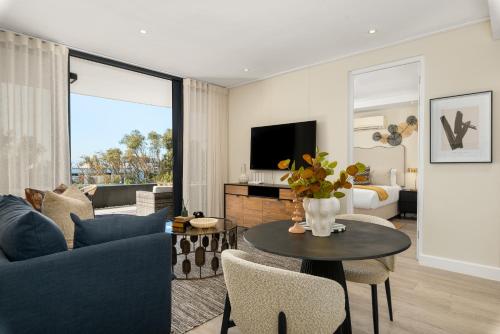 Designer Apartment Balcony and Great Location - image 4