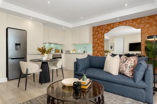 Designer Apartment Balcony and Great Location - image 3
