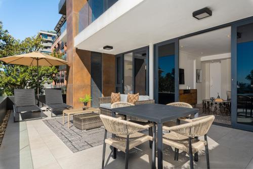 Designer Apartment Balcony and Great Location - image 7