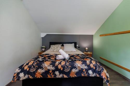 1 queen bed, 2 twin beds