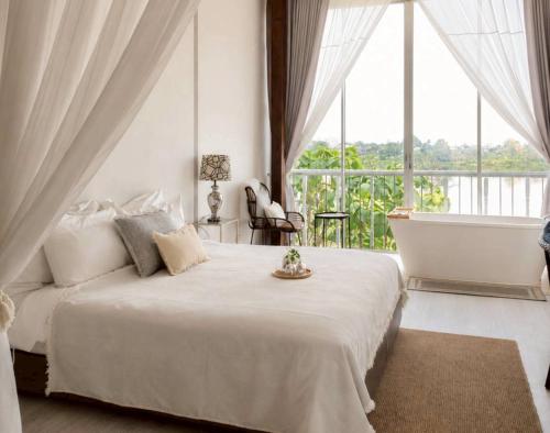 White Wall Riverfront Hotel Room Type - Deluxe Suite
