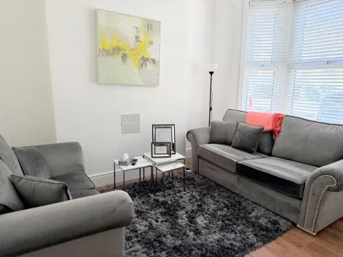The Cosy Nest Modern - 3BR House - Sleeps 7 - Near City Centre - STARLINK Wi-fi photo 2
