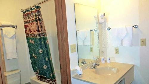 Americas Best Value Inn - Bighorn Lodge - image 30