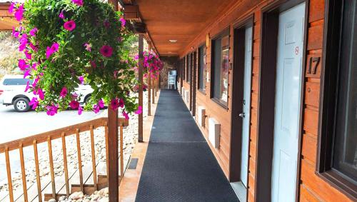 Americas Best Value Inn - Bighorn Lodge - image 38