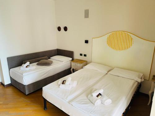 1 queen bed, 1 twin bed