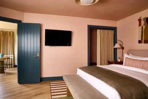 Sunset Beach Motel - image 22