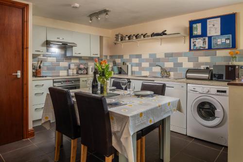 Rural, Secure Garden, Woodland Walks, 23 min to beach in Bwlch-y-groes