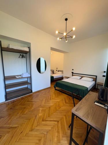 1 queen bed, 2 twin beds