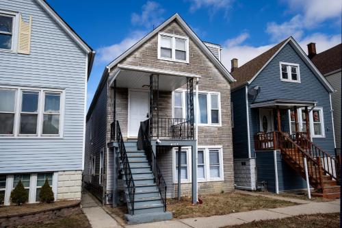Exterior view, Modern 2BR Gem Free Parking-10 min Midway Airport-15 min Dtwn in Cicero