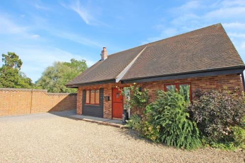 Kuschels Cottage with views over Kent countryside in Bethersden