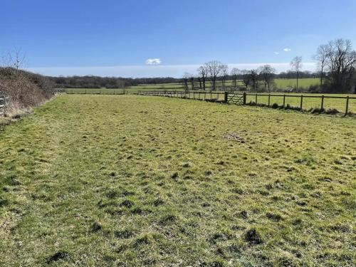 Kuschels Cottage with views over Kent countryside in Bethersden
