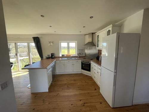 Kuschels Cottage with views over Kent countryside in Bethersden
