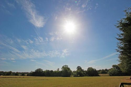 Kuschels Cottage with views over Kent countryside in Bethersden