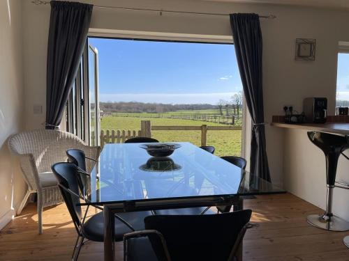 Kuschels Cottage with views over Kent countryside in Bethersden