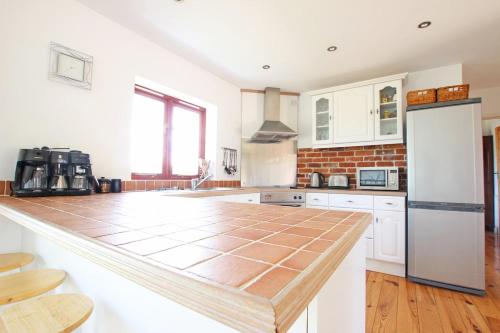 Kuschels Cottage with views over Kent countryside in Bethersden
