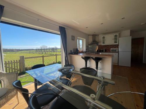 Kuschels Cottage with views over Kent countryside in Bethersden