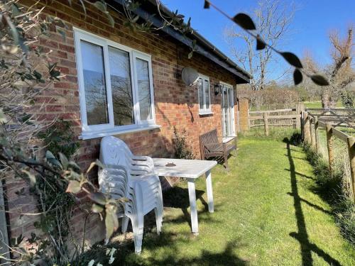 Kuschels Cottage with views over Kent countryside in Bethersden