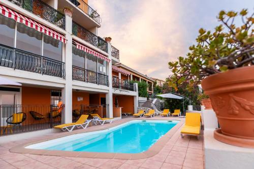 Hotel La Flore near Mt Boron