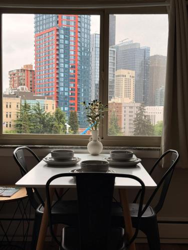 Kilátás, 3-Min Walk to Convention Ctr - 2BR Skyline View in First Domb