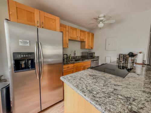 Konyha, 3-Min Walk to Convention Ctr - 2BR Skyline View in First Domb