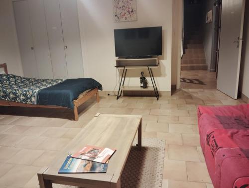 Appartement jardin et grande piscine 1 à 6 pers (Appartement jardin et grande piscine 1 a 6 pers) in Saint-Just-Saint-Rambert