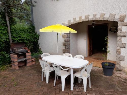 Appartement jardin et grande piscine 1 à 6 pers (Appartement jardin et grande piscine 1 a 6 pers) in Saint-Just-Saint-Rambert
