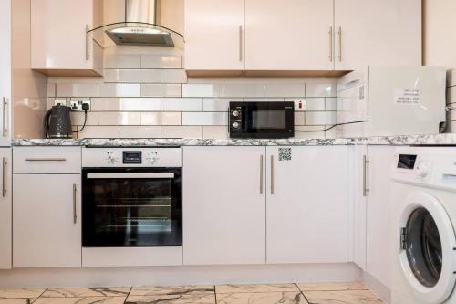 SideMersey Livings - Two Bedroom Central Stay - image 6