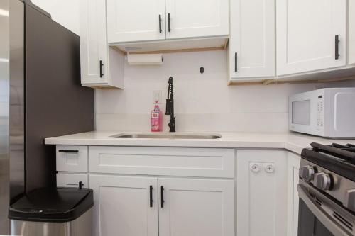 1 Bedroom with King Bed Near Attractions in Valinda (CA)