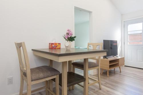 1 Bedroom with King Bed Near Attractions in Valinda (CA)