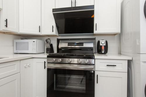 1 Bedroom with King Bed Near Attractions in Valinda (CA)