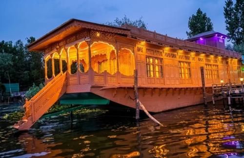 The Martin's Houseboat - image 2