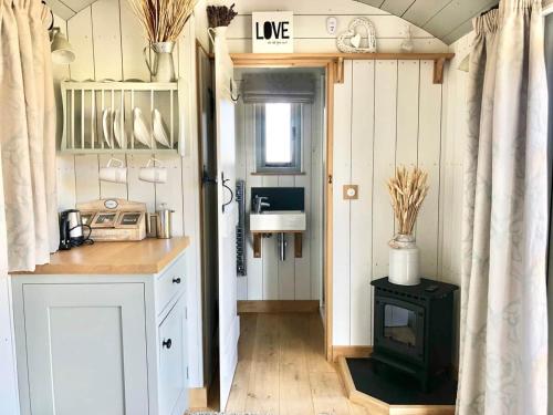 Luxury Shepherd Hut, Wiltshire, Amazing Vistas - Baacombe in Compton Bassett