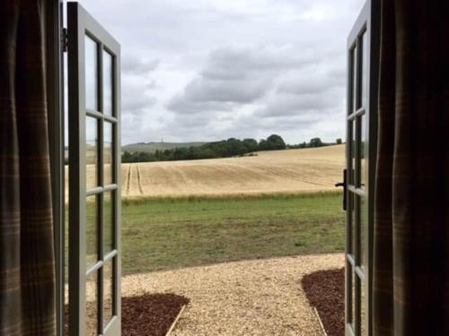 Luxury Shepherd Hut, Wiltshire, Amazing Vistas - Baacombe in Compton Bassett