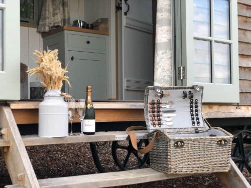 Luxury Shepherd Hut, Wiltshire, Amazing Vistas - Baacombe in Compton Bassett