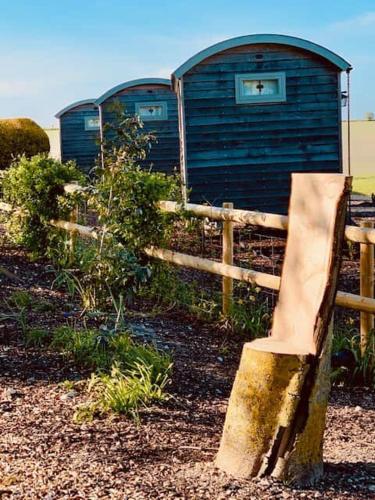Luxury Shepherd Hut, Wiltshire, Amazing Vistas - Baacombe in Compton Bassett
