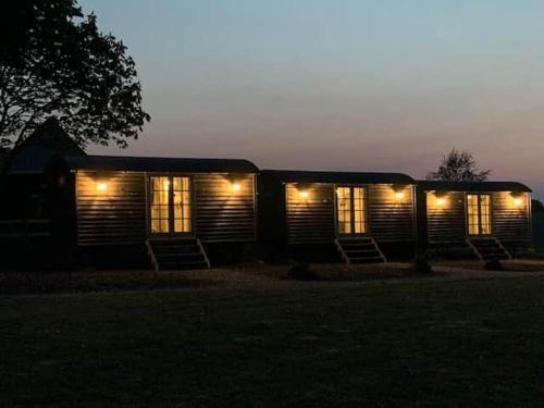 Luxury Shepherd Hut, Wiltshire, Amazing Vistas - Baacombe in Compton Bassett