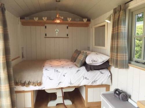 Luxury Shepherd Hut, Wiltshire, Amazing Vistas - Horsecombe in Compton Bassett