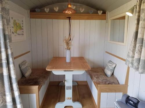 Luxury Shepherd Hut, Wiltshire, Amazing Vistas - Horsecombe in Compton Bassett