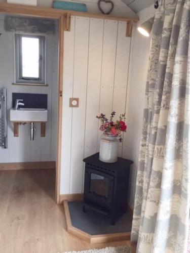 Luxury Shepherd Hut, Wiltshire, Amazing Vistas - Horsecombe in Compton Bassett