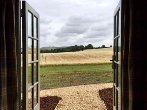 Luxury Shepherd Hut, Wiltshire, Amazing Vistas - Horsecombe in Compton Bassett