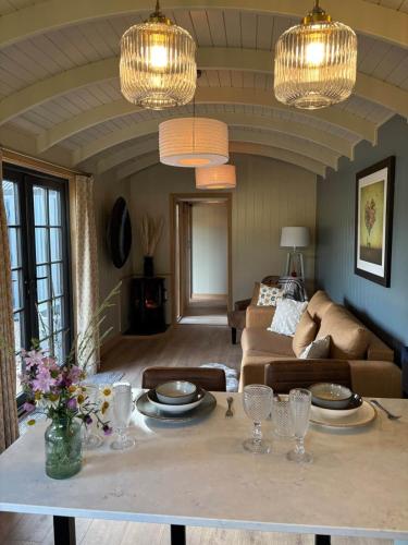 Luxury Cabin with outdoor bath & spectacular views - The Meadow Suite in Compton Bassett