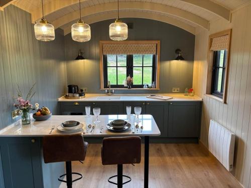 Luxury Cabin with outdoor bath & spectacular views - The Meadow Suite in Compton Bassett