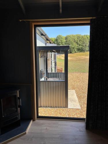 Luxury Cabin with outdoor bath & spectacular views - The Meadow Suite in Compton Bassett