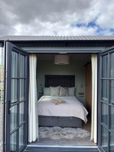 Glamping Pod in Wiltshire with spectacular views - Herdwick in Compton Bassett