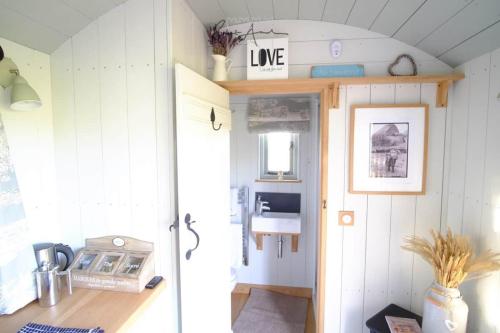 Luxury Shepherds Hut, Wiltshire Amazing Vistas - Wellington in Compton Bassett