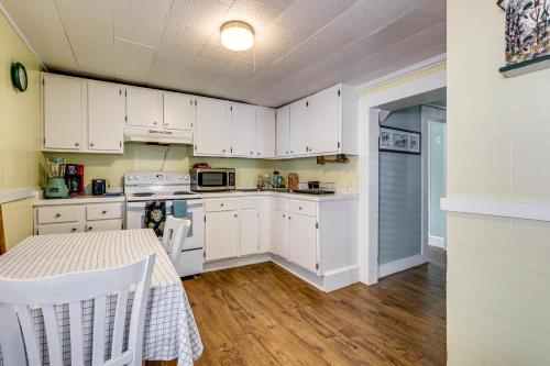 Near Trails & Lakes! Pemigewasset River Townhome in Frenklina (NH)