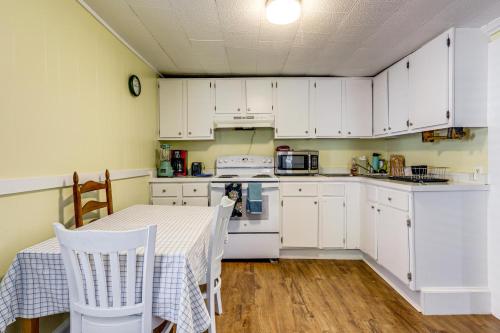Near Trails & Lakes! Pemigewasset River Townhome in Frenklina (NH)