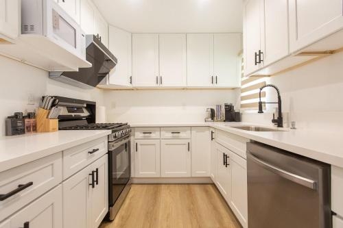 Disney Getaway 3BR Home with Yard and Parking in Valinda (CA)